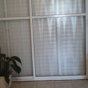 חלון זכוכית עם תריסים סגורים