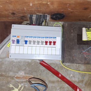 לוח חשמל עם מפסקים וחוטים חשמליים