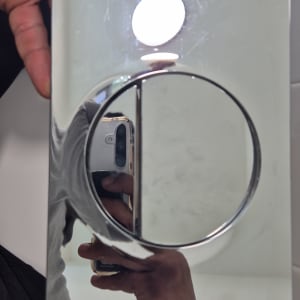 לחצן הדחה מבריק עם השתקפות