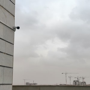 מצלמת אבטחה מותקנת על קיר חיצוני של בניין