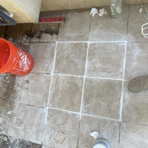 דלי כתום, ריצוף, כלי עבודה, רגליים, קרקע