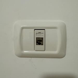 שקע רשת על קיר לבן