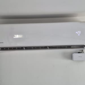 מזגן מותקן על קיר עם תצוגה דיגיטלית