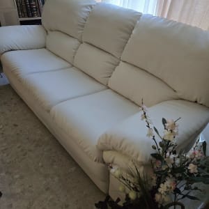 ספה מרופדת בלבן עם כריות רכות