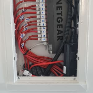 מתג רשת של נטגיר עם כבלים אדומים מחוברים