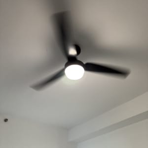 מאוורר תקרה עם תאורה בחדר