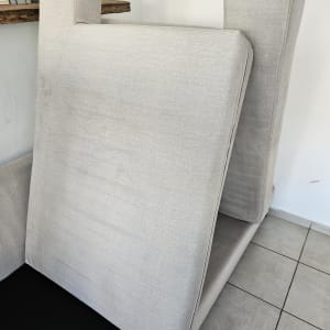 כריות ספה אפורות מונחות על הרצפה לניקוי