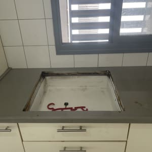 כיור מטבח ללא כיור, חלון עם תריסים