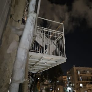 צינור מבודד של מזגן מחובר לקיר חיצוני