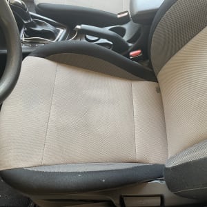 מושב רכב עם כתם קטן על הבד