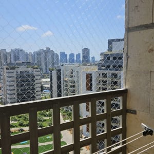 רשת הגנה מותקנת על מרפסת למניעת כניסת יונים