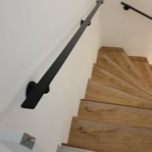 מדרגות עץ עם מעקה מתכת שחור