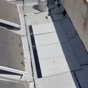 גג עם יריעות איטום, בלון גז ובקבוק פלסטיק