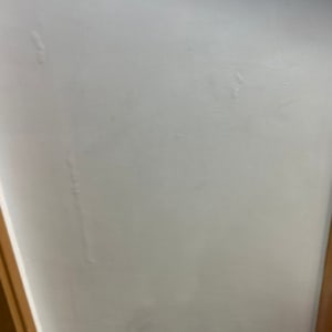 קיר צבוע בצבע אפור חלק