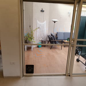 דלת זכוכית עם רשת נגד יתושים