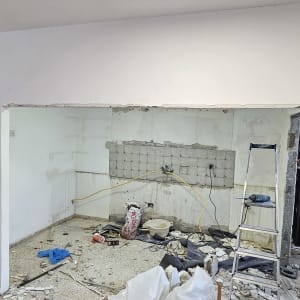 שיפוץ קיר עם כלים וחומרים באתר בנייה