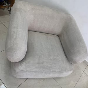 כורסה אפורה על רצפת אריחים