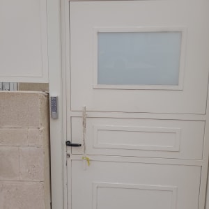 דלת עם מקלדת כניסה, קשור בחבל צהוב