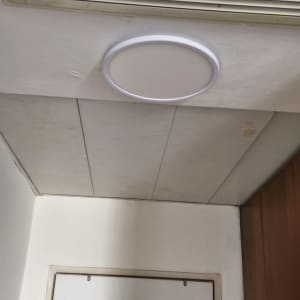 תאורת תקרה עגולה מותקנת על תקרה