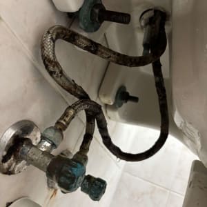 צינורות וחיבורים מתחת לכיור, עבודה בתחום האינסטלציה