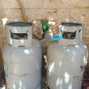 שני בלוני גז מחוברים לקיר חיצוני