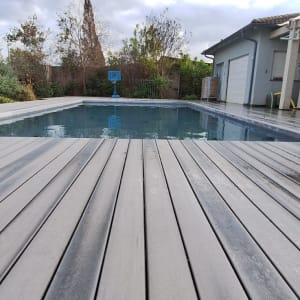 דק עץ ובריכה בחצר בית פרטי