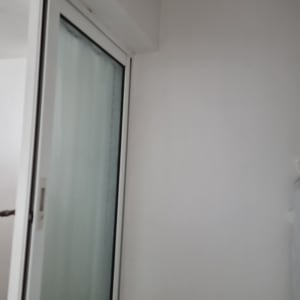 קיר צבוע ליד חלון זכוכית לבן