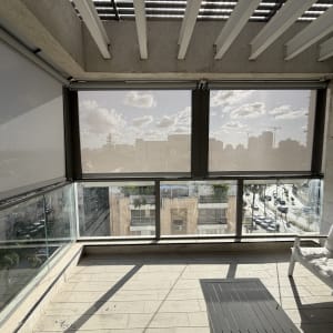 מרפסת עם סוככים ושמשיות נגללות