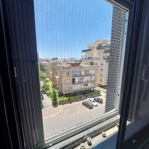 רשת מגן על חלון למניעת כניסת יונים