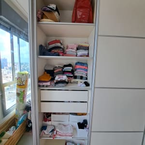 ארון בגדים עם מדפים מסודרים, כובעים ותיקים