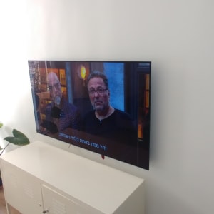 טלוויזיה תלויה על קיר לבן