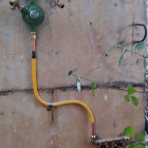 מערכת גז עם צינורות ומחברים על קיר חיצוני