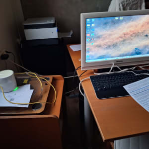 מחשב, מסך, מקלדת ונתב על שולחן עבודה