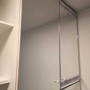 ארון עם דלתות זכוכית ומדף בצד