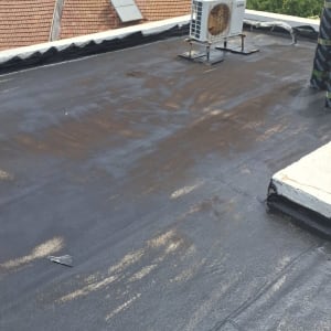 גג אטום בזפת עם מזגן על הגג