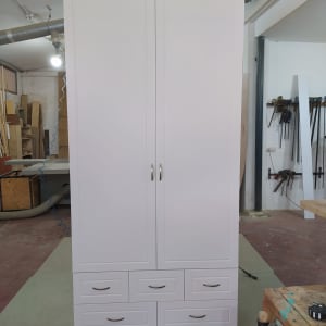 ארון לבן עם מגירות בסדנת נגרות