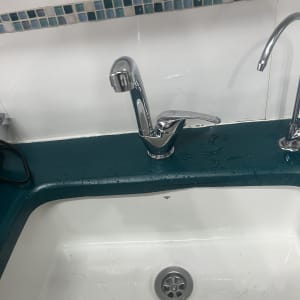 ברזים וכיור במטבח עם משטח עבודה ירוק