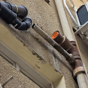 צינורות ותשתיות חיצוניות על קיר בניין