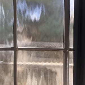 חלון זכוכית עם אור שמש חודר