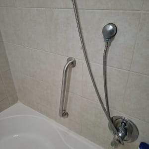 מקלחת עם ידית אחיזה וברז