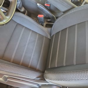 מושב רכב עם כיתוב דאסטר והגה