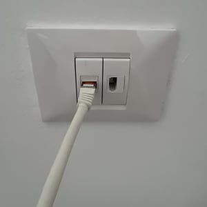שקע רשת עם כבל מחובר לקיר
