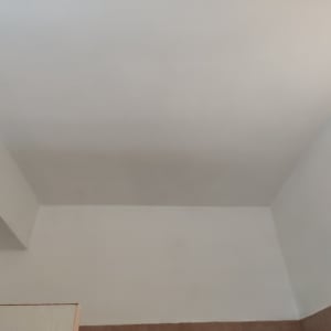 קיר ותקרה צבועים בלבן ללא אלמנטים נוספים