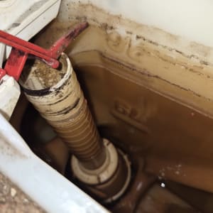 תמונה של פנים מיכל שירותים עם חלודה ולכלוך