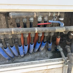 צנרת מים עם ברזים וצינורות צבעוניים