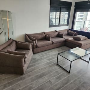 ספה חומה עם כריות מרופדות בחדר מגורים