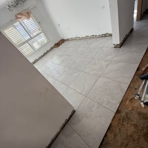 ריצוף חדש בחדר עם חלון ונברשת