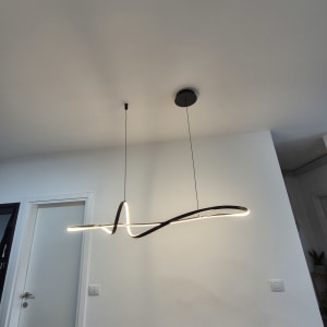 מנורת תקרה מודרנית תלויה עם כבלים חשמליים
