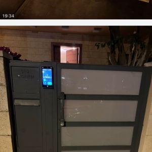 שער אלומיניום עם לוח מקשים ותאורה