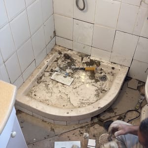 שיפוץ מקלחת עם כלים וחומרים